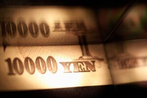 Japan’s Yen Weakens Further as Central Bank Maintains Loose Policy